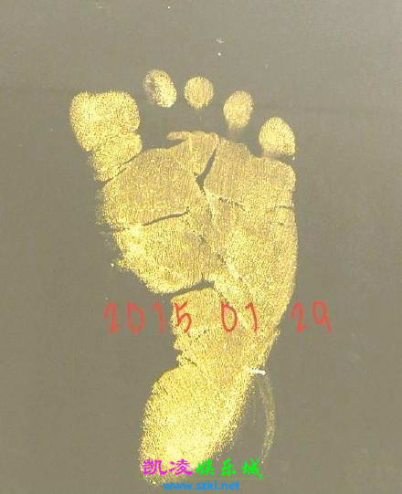 刘若英29日产下一男婴 微博晒脚印报喜