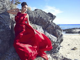 高清：杨恭如“约会”斐济 悠然享受阳光沙滩