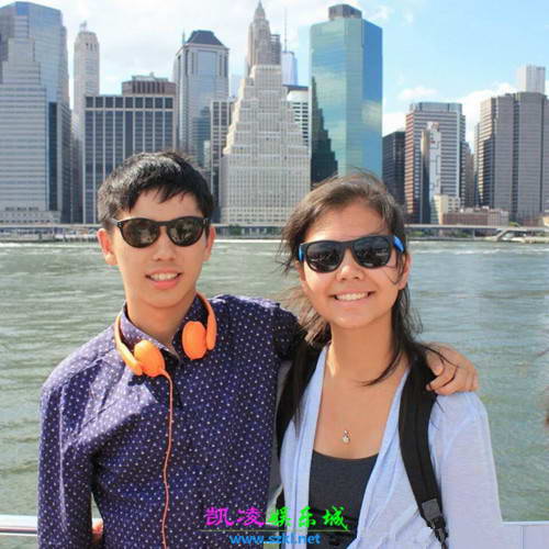 陈凯歌18岁大儿子英国留学 与低胸女子搭肩