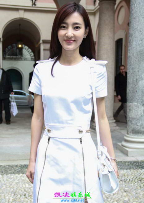 2015时装周华人女星造型盘点 昆凌“拖鞋”造型遭吐槽
