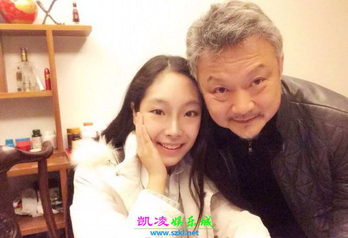 83版贾宝玉庆52岁生日 19岁女儿甜美入镜容貌清秀