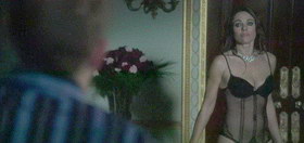 全英最完美身材女人拍《王室》半裸出境 傲人身材吸睛