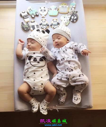 范玮琪双胞胎儿子满3月 穿熊猫服近照超可爱