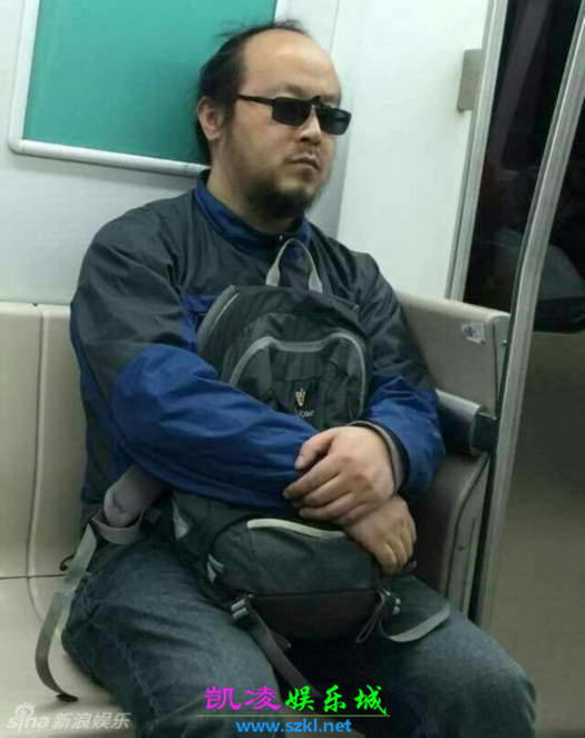 王菲前夫窦唯乘地铁打瞌睡 身材发福