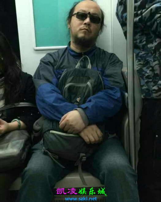 王菲前夫窦唯乘地铁打瞌睡 身材发福