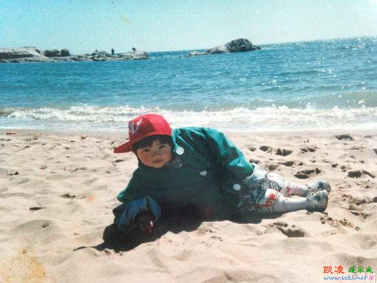 景甜晒童年沙滩照 曾是“销魂”小胖妞