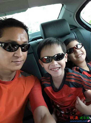 马景涛庆大儿子8岁 穿亲子装带俩儿子游动物园