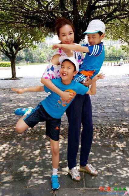 马景涛庆大儿子8岁 穿亲子装带俩儿子游动物园