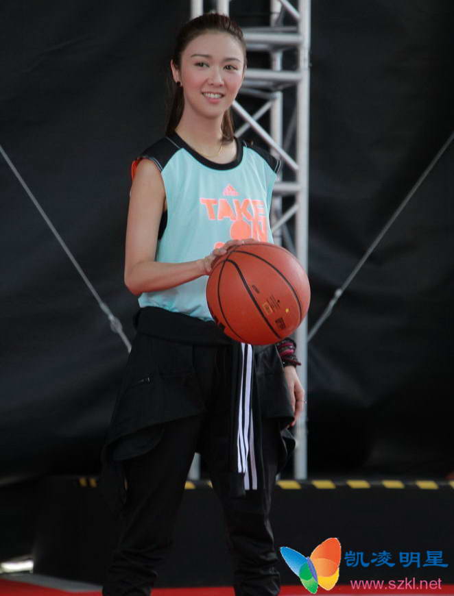 林书豪教薛凯琪打篮球 获赠亲手绘的篮球