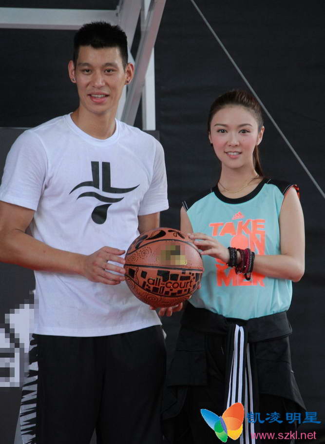 林书豪教薛凯琪打篮球 获赠亲手绘的篮球