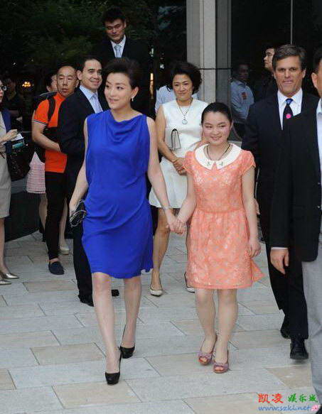 杨澜首次携女儿出席公开活动 一家现身慈善晚宴
