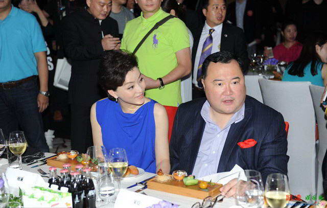 杨澜首次携女儿出席公开活动 一家现身慈善晚宴