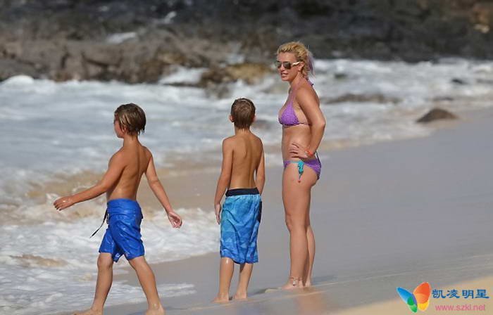 布兰妮带儿子海滩玩耍 瘦身成功恢复窈窕