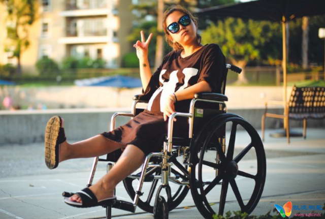 何洁挺大肚坐轮椅 因胎盘低医生建议少走路