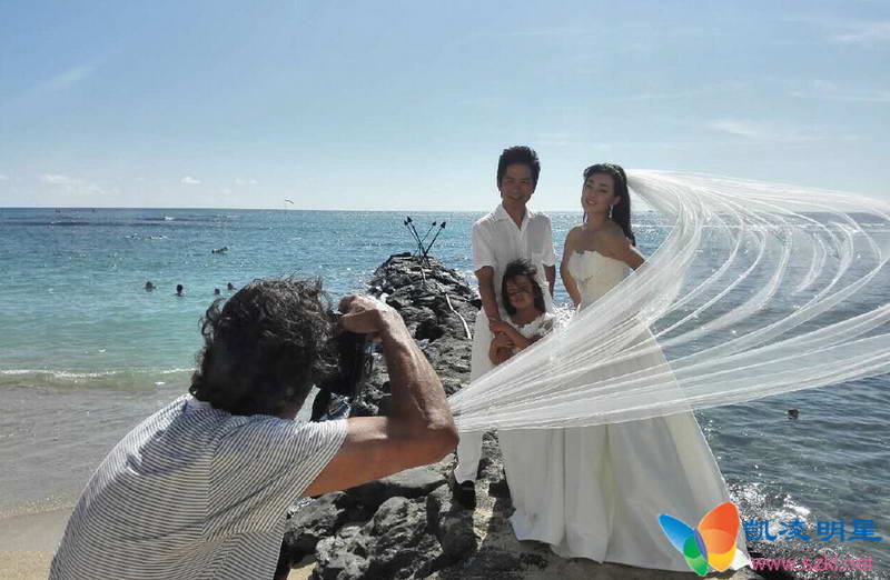 牛莉夏威夷补拍婚纱照 一家三口齐出镜浪漫温馨