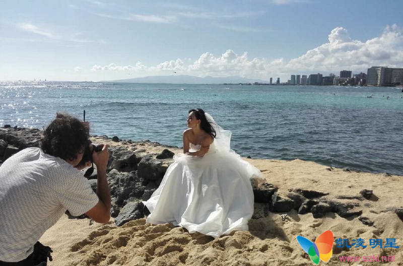 牛莉夏威夷补拍婚纱照 一家三口齐出镜浪漫温馨
