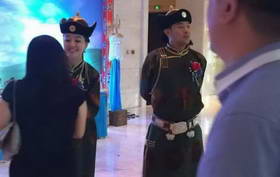 印小天内蒙古办婚礼 夫妇二人穿民族服饰显豪迈
