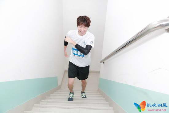 俞灏明领跑马拉松 登顶55层传递正能量