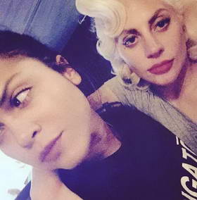 Lady Gaga和Monica亲密合照