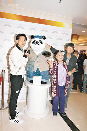 林子祥义卖可爱的熊猫像，他的母亲还现身支持