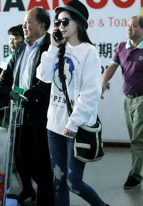 王丽坤现身机场 全程电话热聊心情好