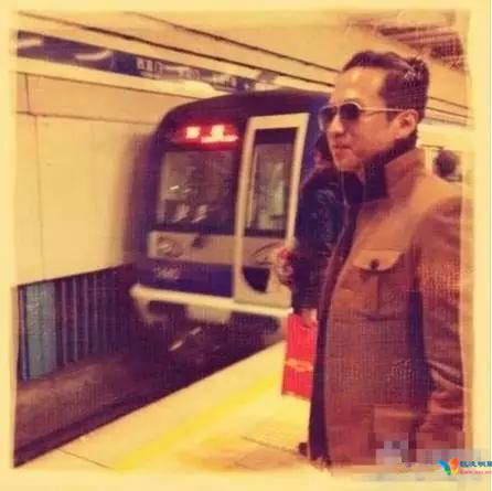 汤唯坐地铁照片被爆出 以后见明星就约地铁吧！