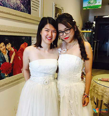 李婷婷（左）与同性伴侣结婚
