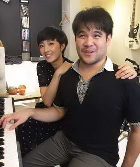 桂纶镁(左)为黄裕翔的演奏专辑导聆