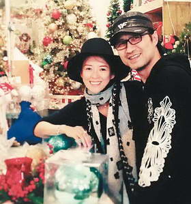 章子怡、汪峰日前上载一张照片庆祝圣诞。