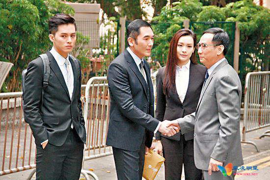 左起：何广沛、方中信、蒋志光与李佳芯齐齐演律师