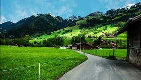 走在瑞士的乡间小路上