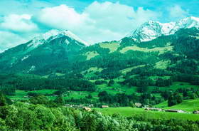 走在瑞士的乡间小路上