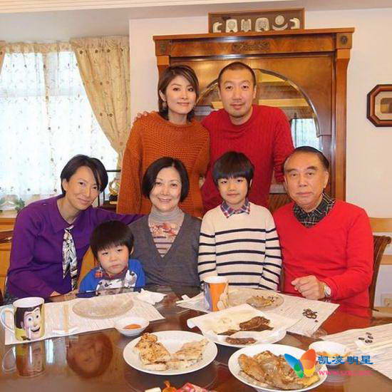 陈慧琳晒全家福 携子与丈夫家人吃团圆饭