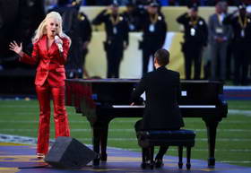 超级碗狂欢盛宴来了 Lady Gaga现身献唱国歌