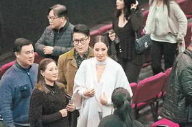 徐子淇在老公陪同下以低胸战衣上阵看演唱会。