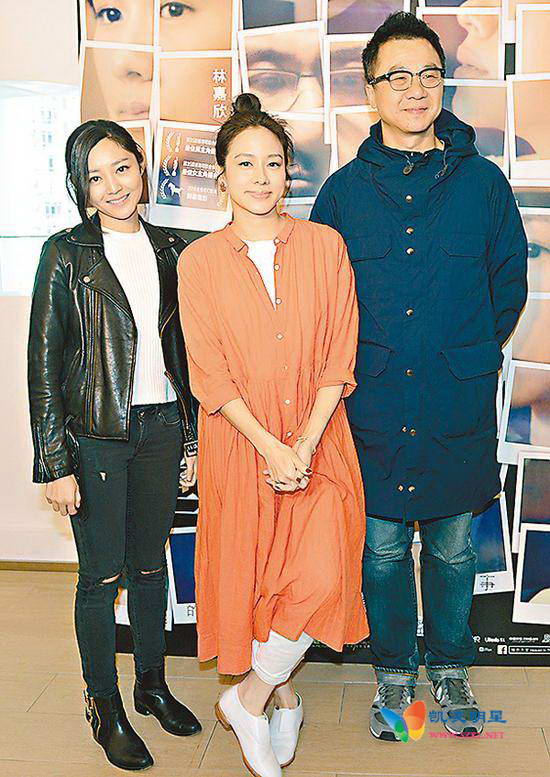 右起：导演袁剑伟偕太太林嘉欣、卫诗雅为电影谢票。
