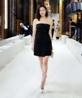 中国女星赴巴黎时装周 身披靓衣秀国际范儿