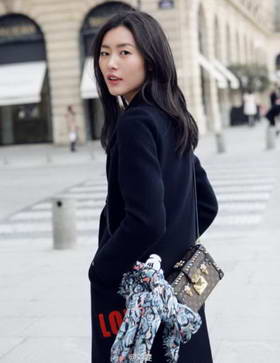 中国女星赴巴黎时装周 身披靓衣秀国际范儿