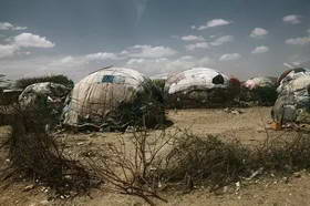埃塞俄比亚难民营，难民们在窝棚外裹上了各种布。
