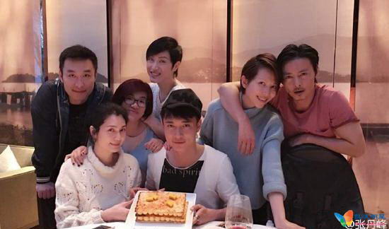 张丹峰拿蛋糕与妻子洪欣、好友一同庆祝