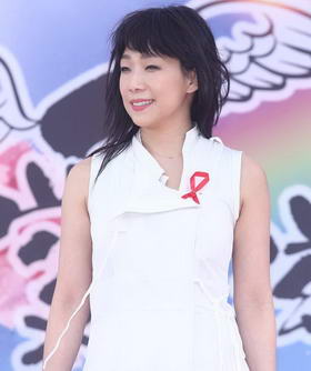 金曲歌后林忆莲自费出席艾滋公益活动