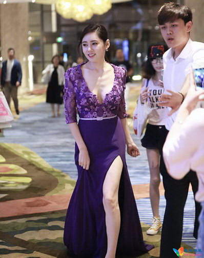 秋瓷炫紫色深V开叉长裙大秀身材 遭粉丝一路跟拍