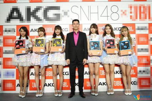 SNH48成员亮相某品牌发布会