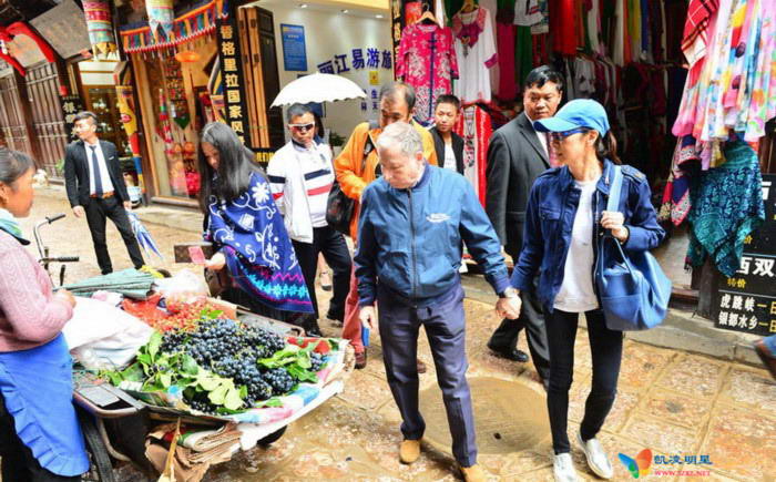 杨紫琼与70岁老公游云南:街头挑水果吃杨梅 寺中打坐参禅