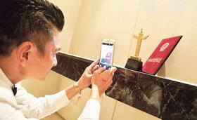 出炉华表影帝刘德华亲自为奖座拍照，与粉丝们分享。