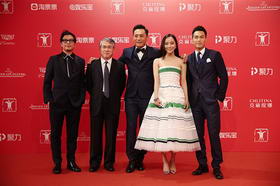 11 杨祐宁和《我的战争》剧组在上影节开幕红毯