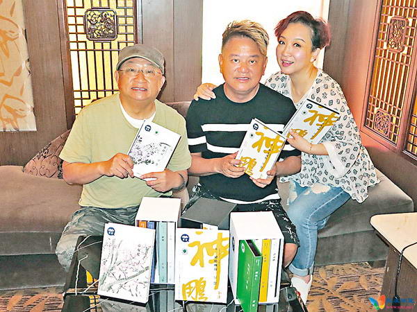 左起：萧潮顺偕陈百祥、黄杏秀宣传“好声书”