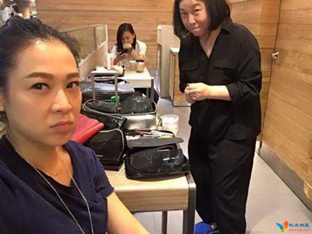 刘若英在机场请化妆师当场化妆