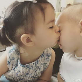 两个孩子贴面亲吻