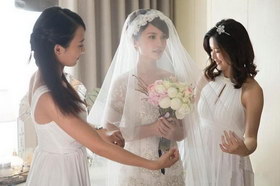 杨丞琳为拍MV第8次穿婚纱。